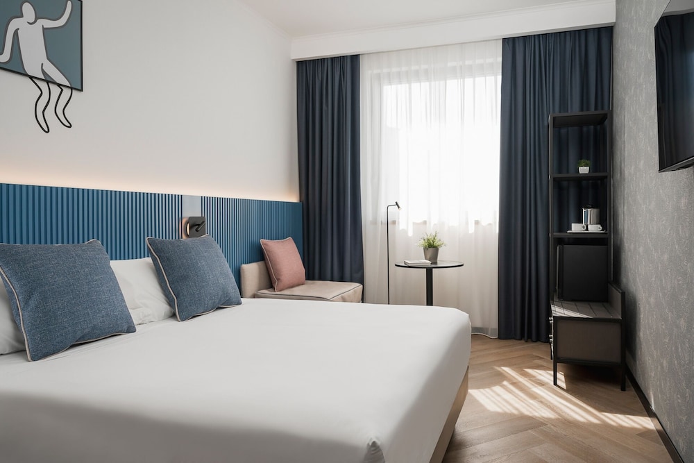 DELUXE, SINGLE, DOUBLE BED