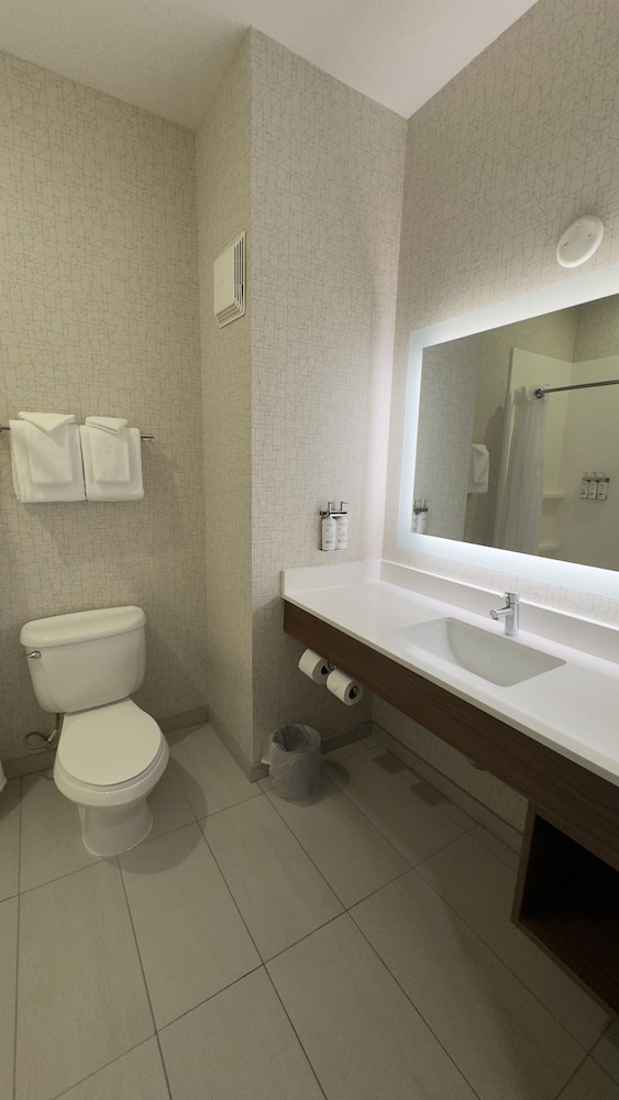 Holiday Inn Express and Suites Marina State Beach Area, an IHG Hotel 60/62
