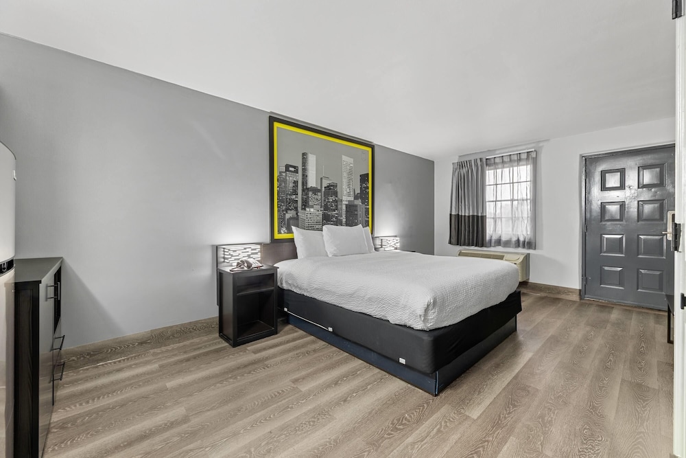 Suite, King Bed, Super 8 by Wyndham Texas City 3/6
