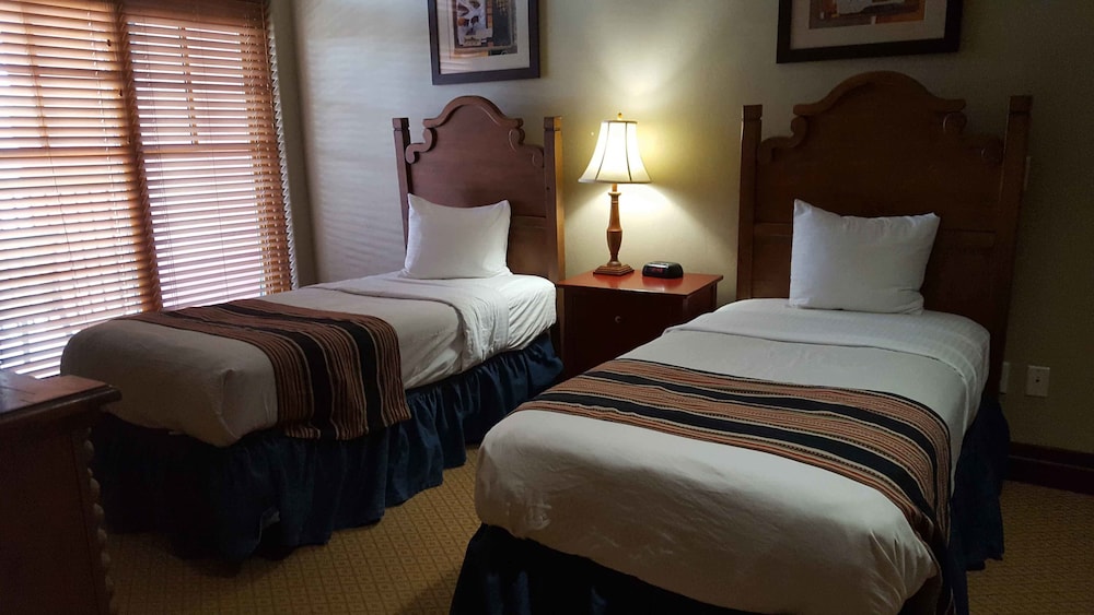 جناح بسرير كينج وسرير فردي بغرفتي نوم مع أريكة