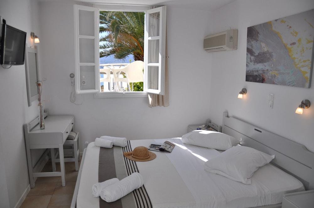 Akrotiri Hotel 39/68