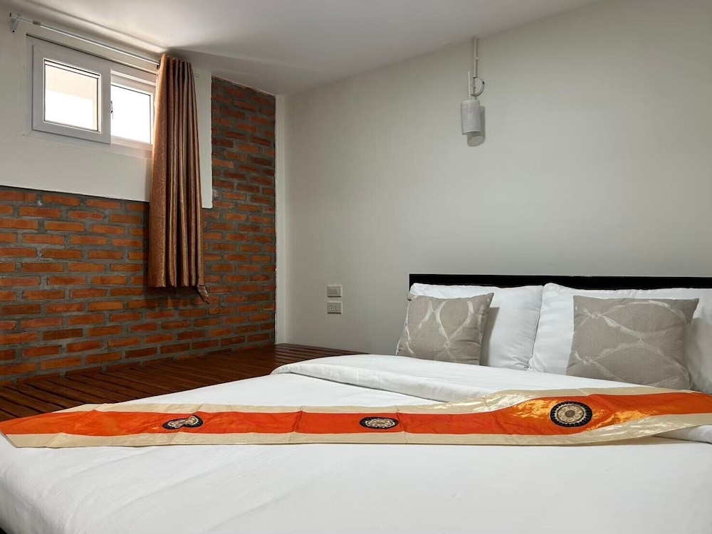 DELUXE, DOUBLE BED, SOFA