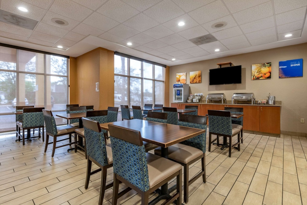 Comfort Inn & Suites Orlando North 18/25