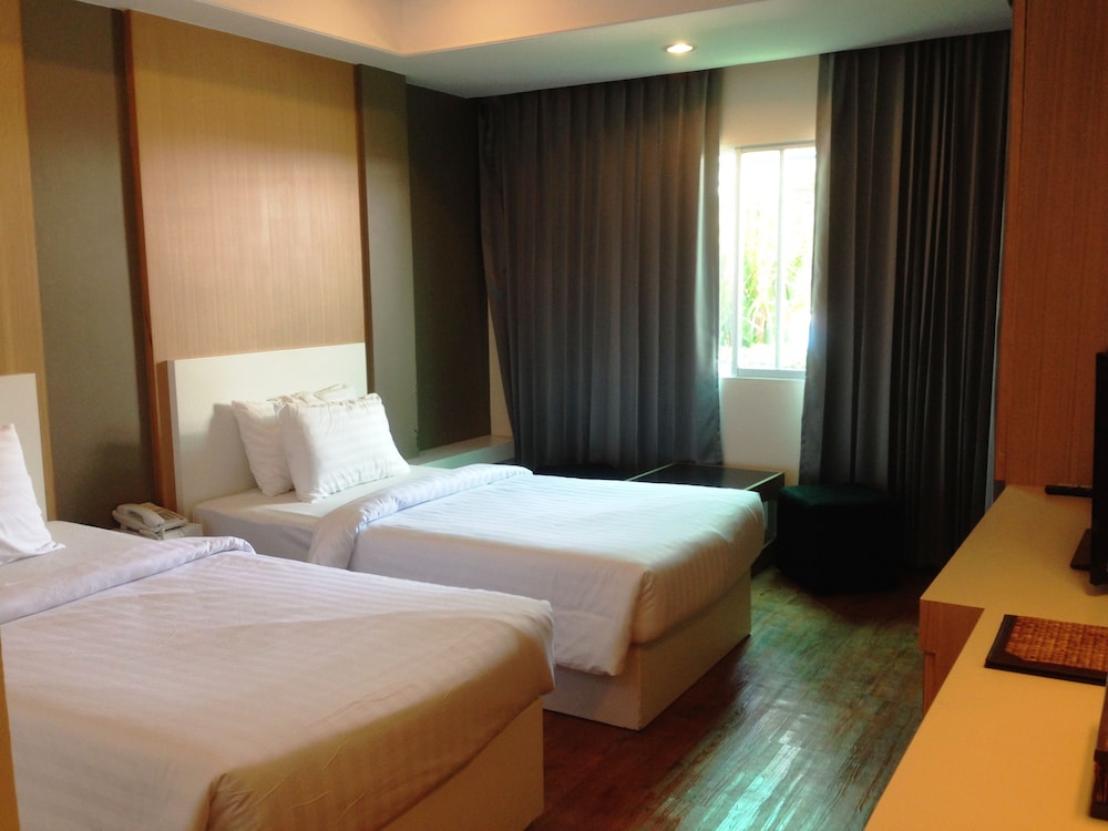 New Travel Lodge Hotel 27/63