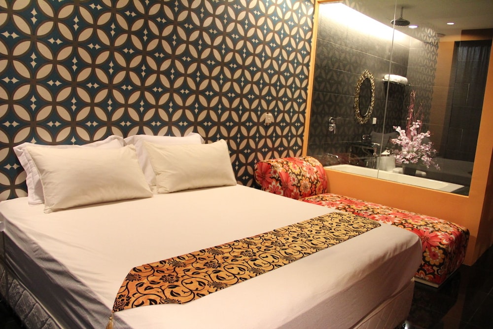 DELUXE, DOUBLE BED