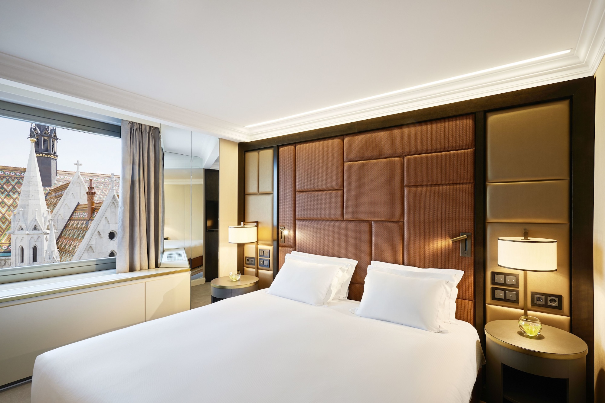 JUNIOR SUITE, KING BED, RIVER VIEW