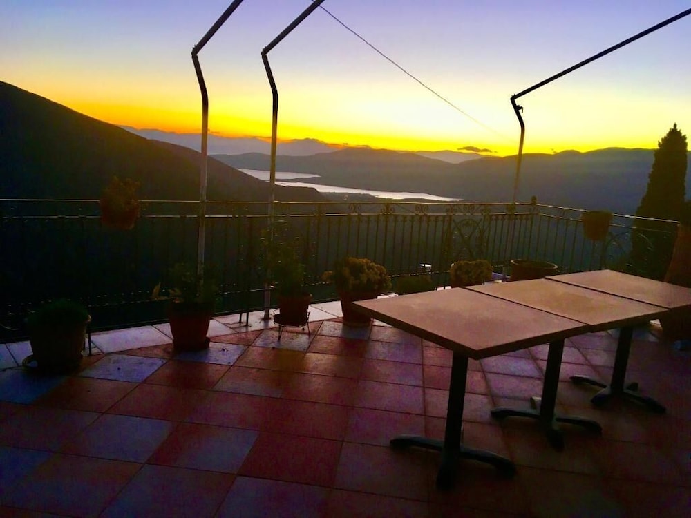 Aiolos Hotel 37/42