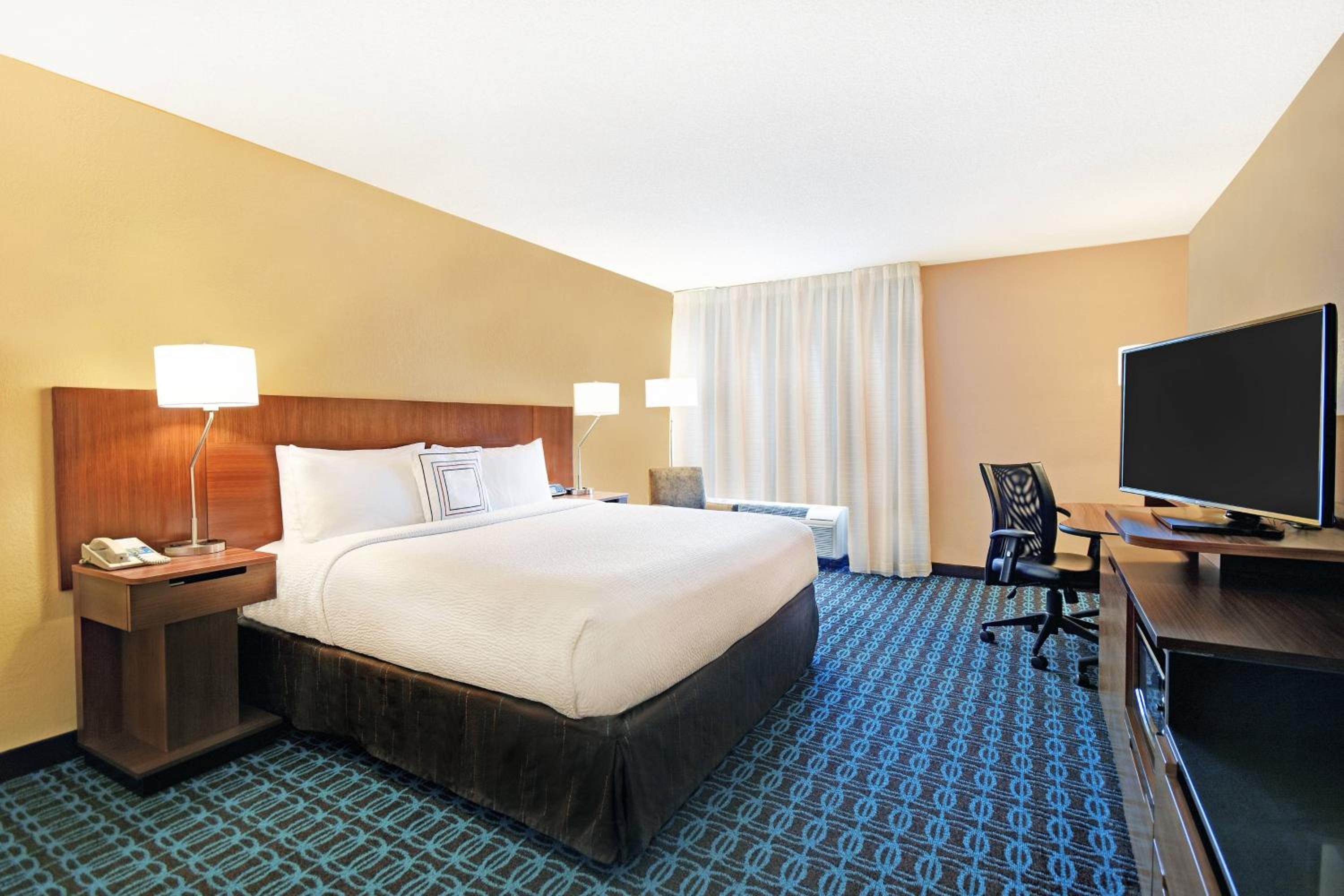 غرفة بسرير كينج بحوض استحمام لذوي الإعاقة، Fairfield Inn & Suites by Marriott Atlanta Vinings/Galleria 3/8