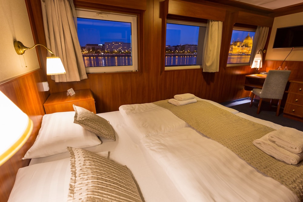 Grand Jules Boat Hotel 9/33