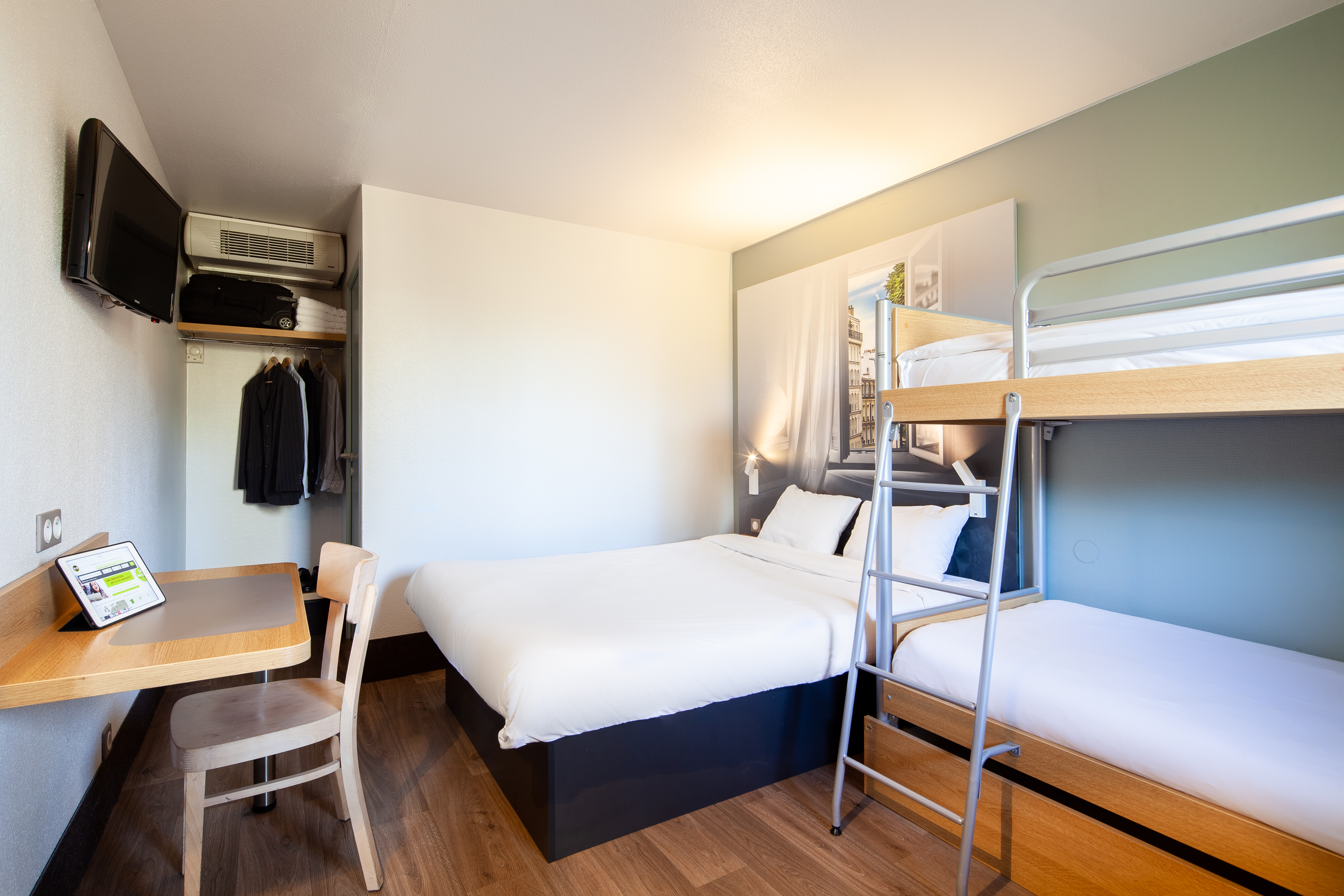 ROOM, QUADRUPLE