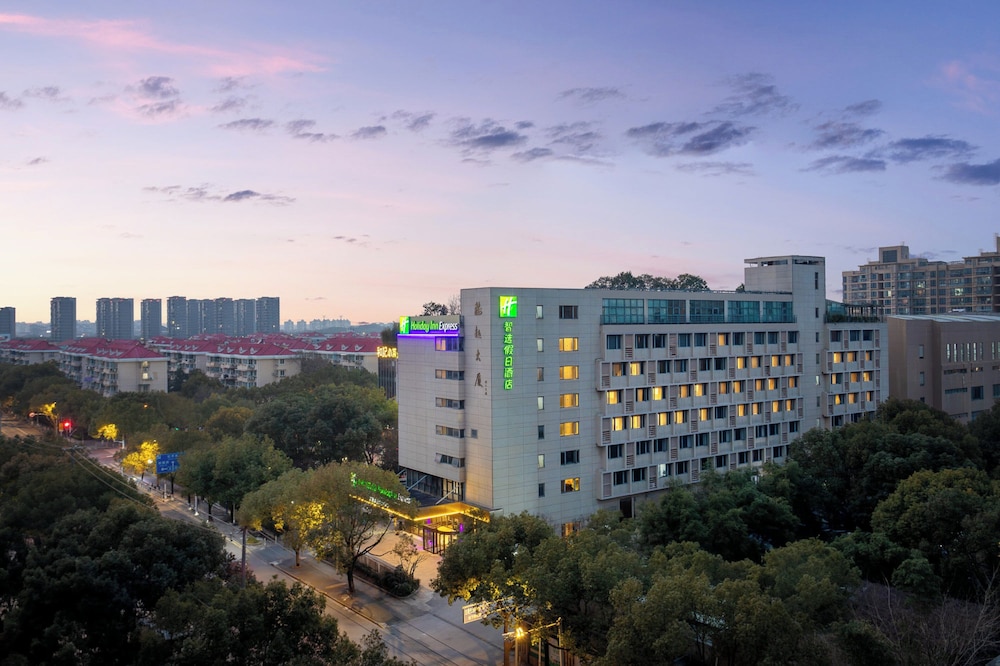 Holiday Inn Express Shanghai Gumei 1/56
