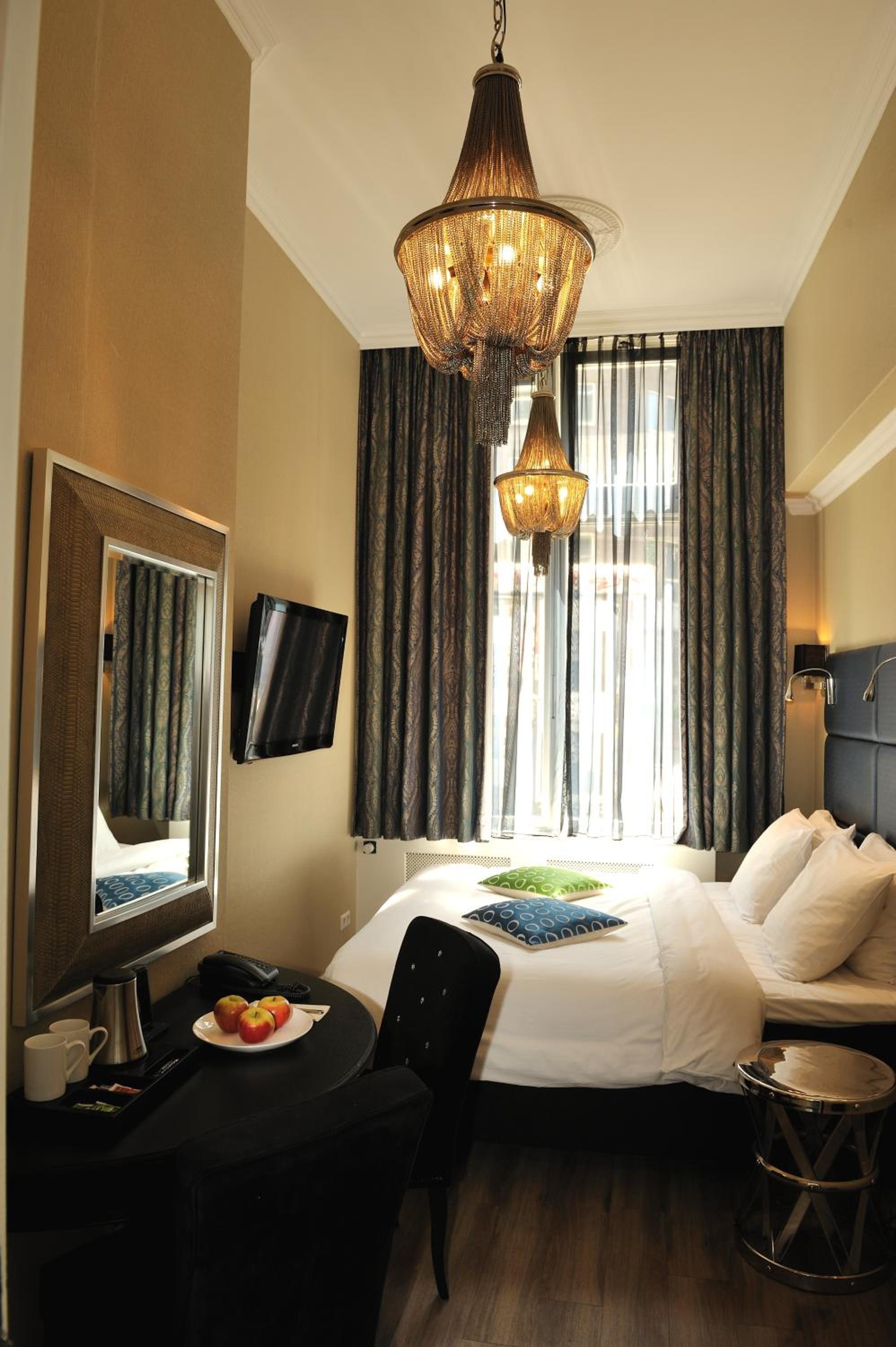 Room, Queen Bed, Street Side View, Ground Floor