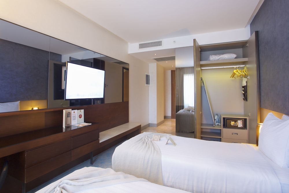 1 BEDROOM, STANDARD, TWIN BEDS, CITY VIEW