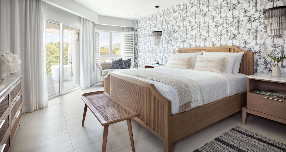 Club, Suite, King Bed, Beach Front, Balcony, Bathtub, Club Floor