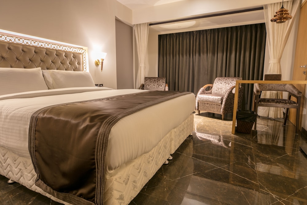 Peninsula Redpine Mumbai 28/58