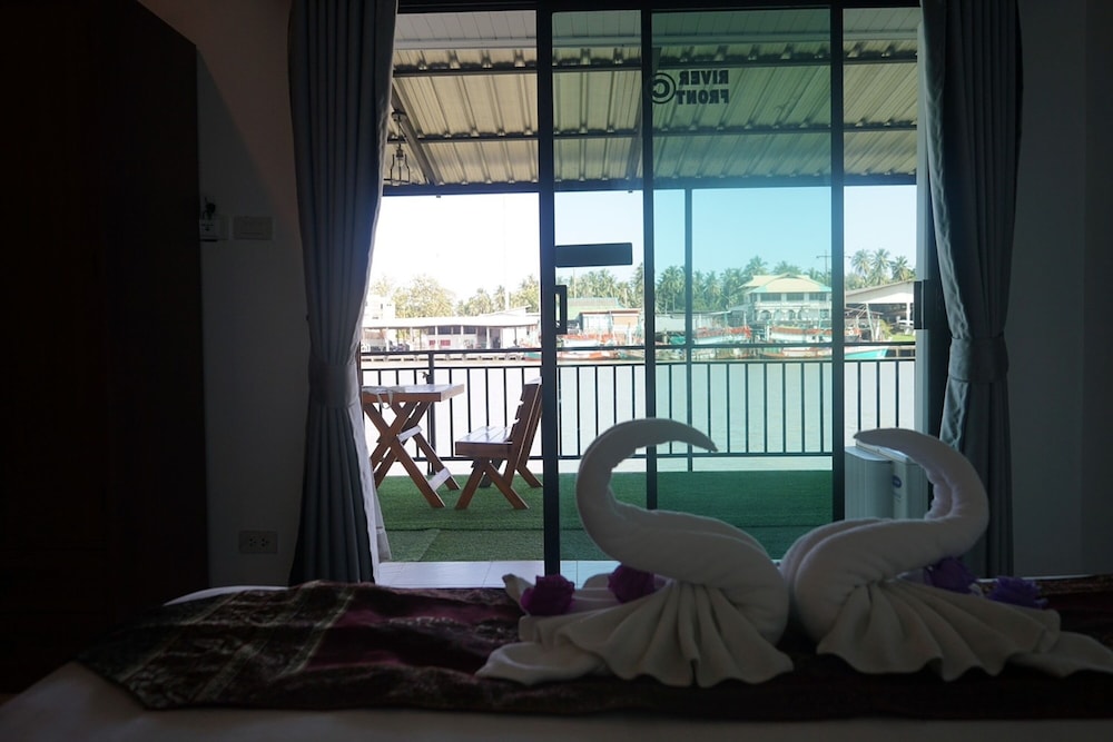 Chaiyai Riverfront Hotel 32/50