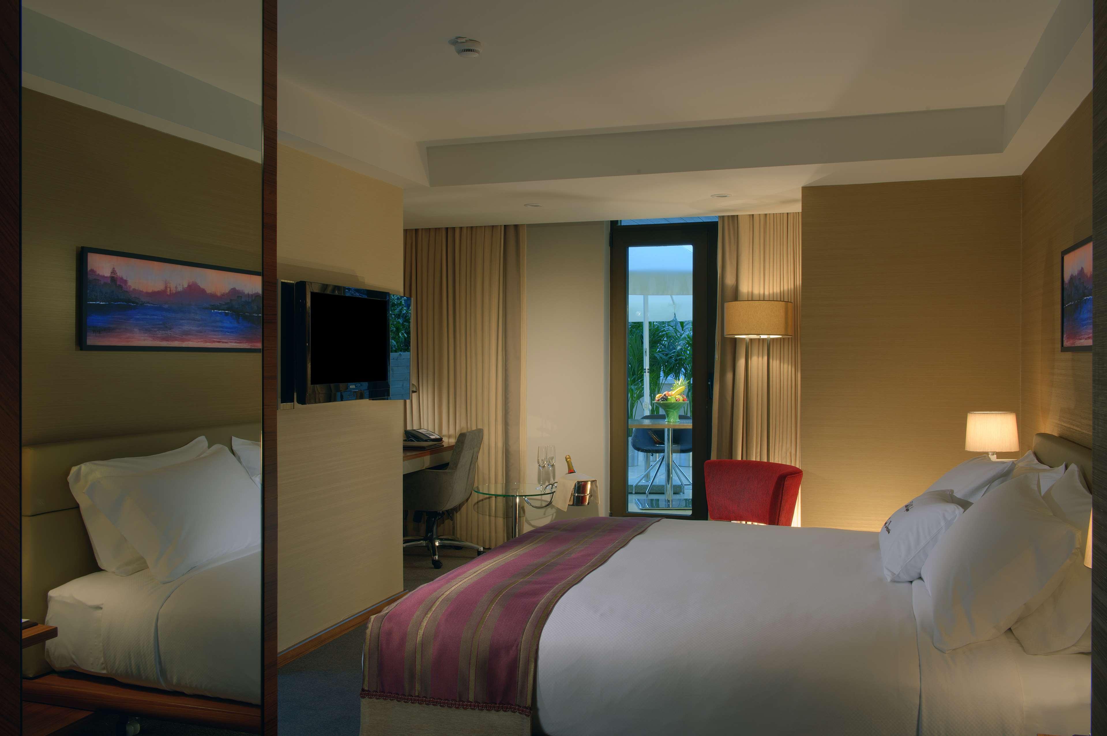 GUEST ROOM, KING BED, TERRACE