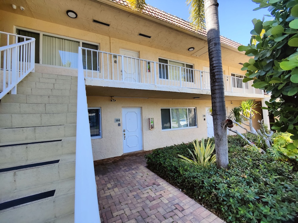 Coco Palms Apartments by Lowkl 24/28