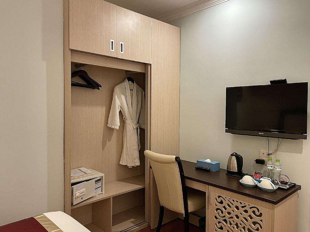 Golden Cyclo Premier Hotel Powered By Fave 24/56