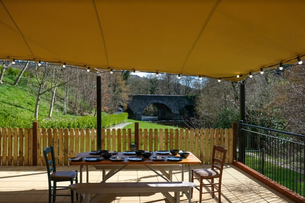 Woodenbridge Hotel 55/73