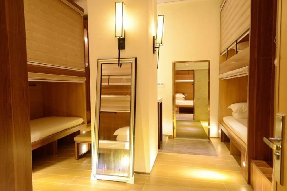Shenzhen Port Apartment 8/17