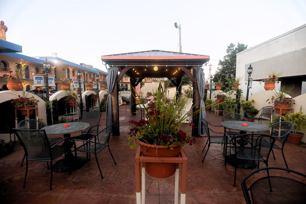 Atrium Inn 23/25