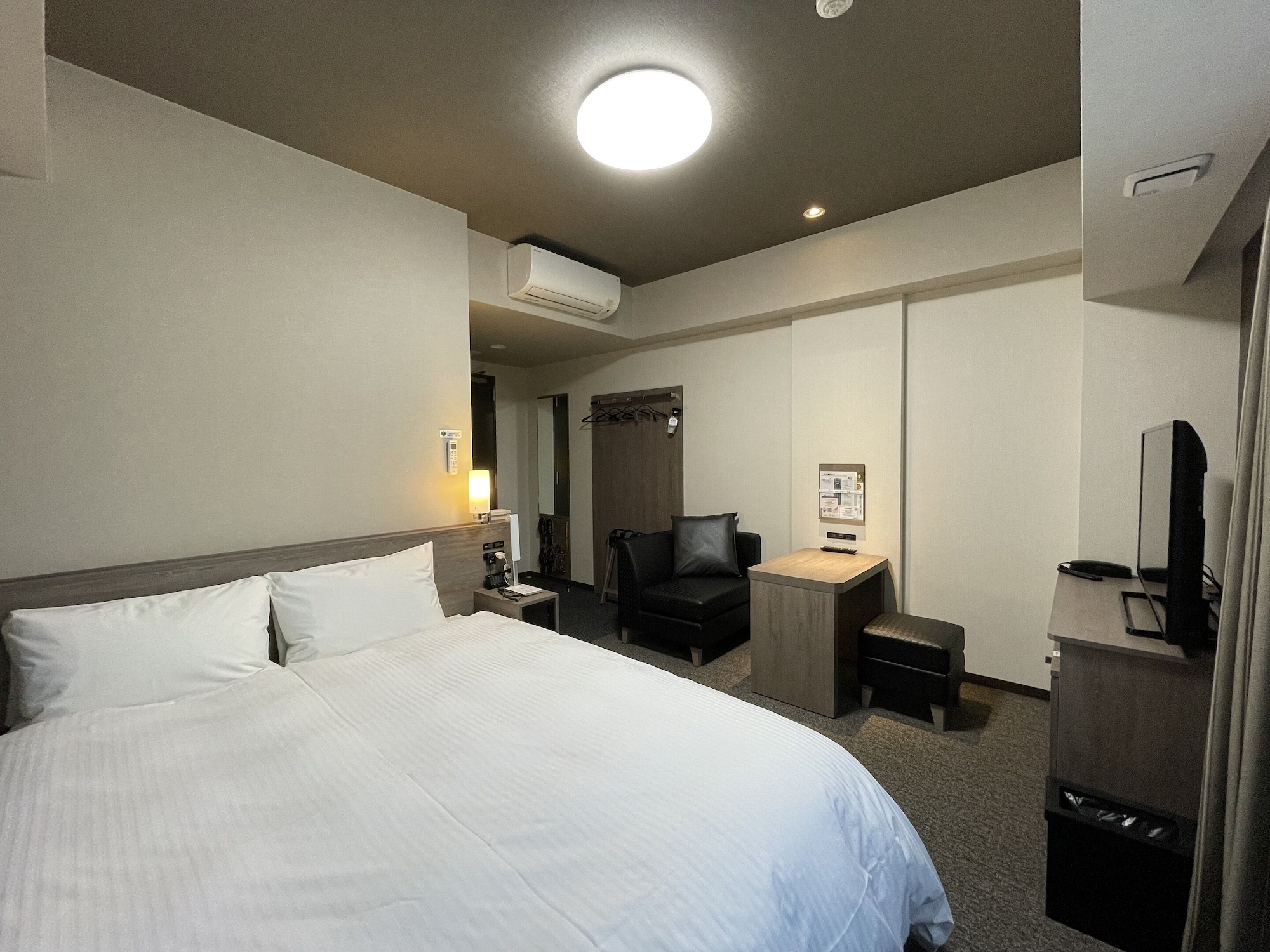 Comfort, Queen Bed, South Building