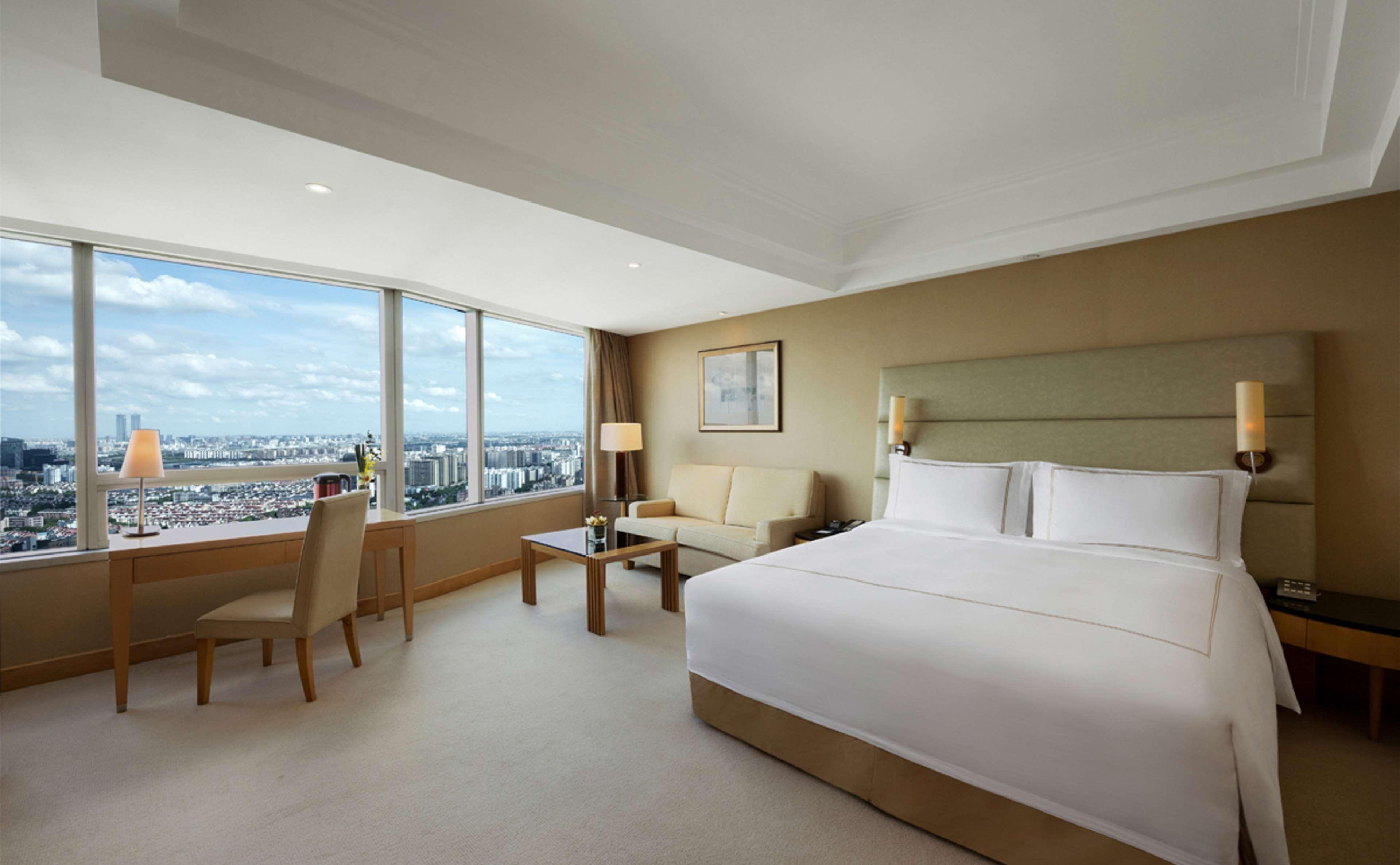 EXECUTIVE, KING BED, LOUNGE ACCESS