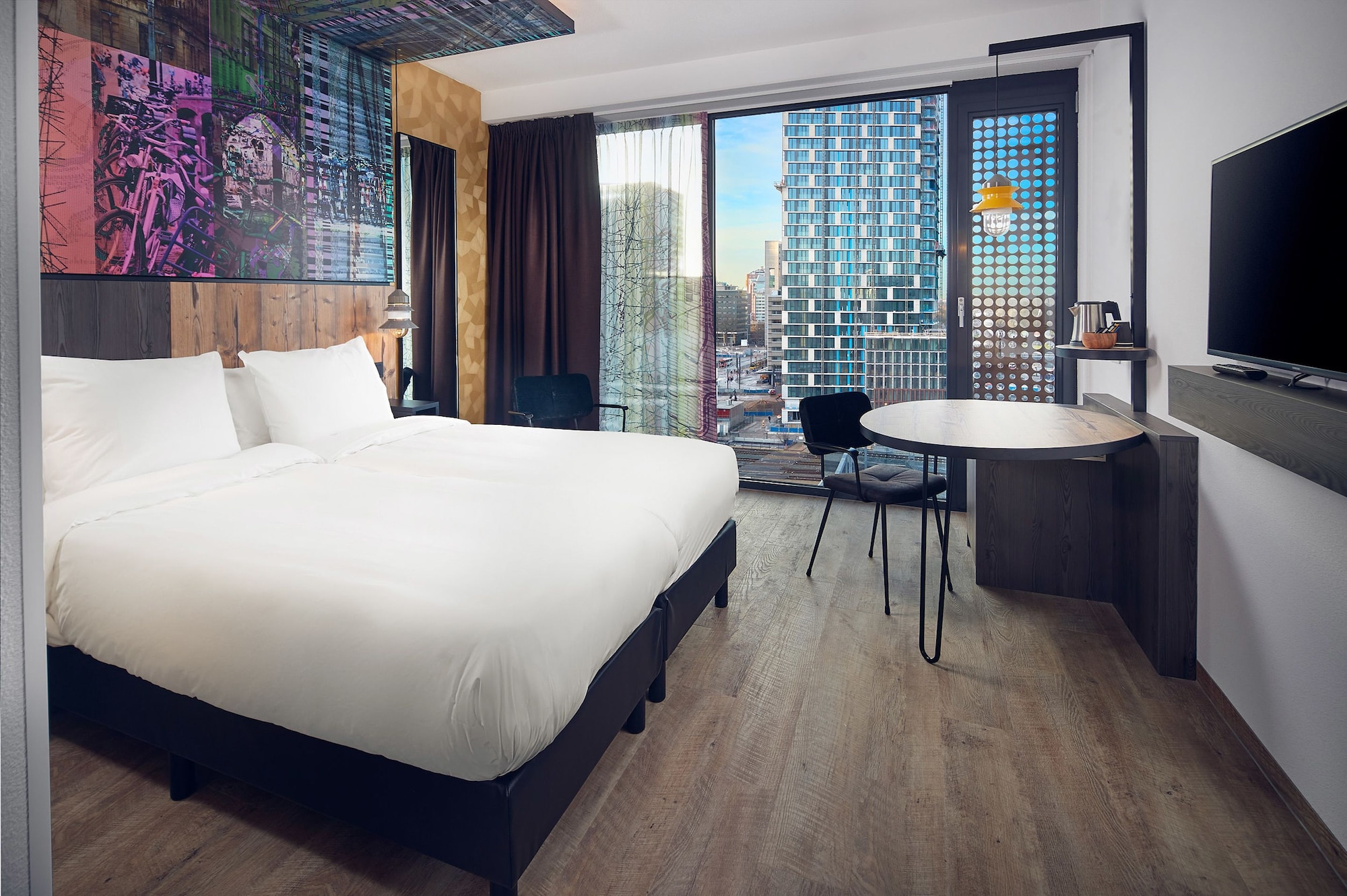 City, Twin Beds