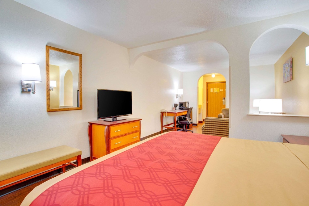 Econo Lodge Inn and Suites Albuquerque East I-40 Eubank Exit 17/37