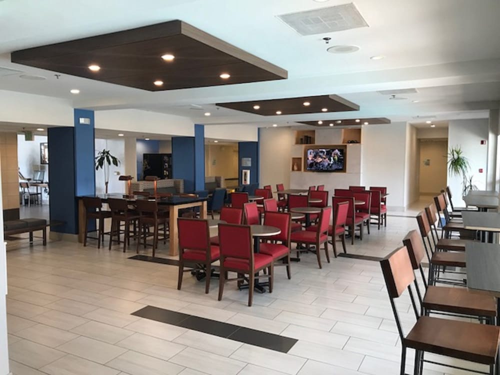 Holiday Inn Express Hotel & Suites Tracy 46/77