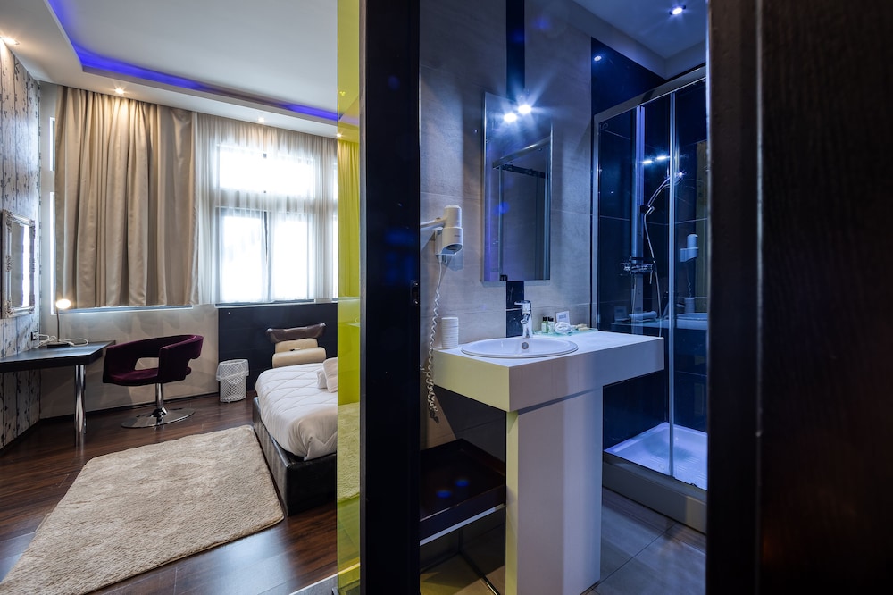 Gallery Art Hotel 33/68