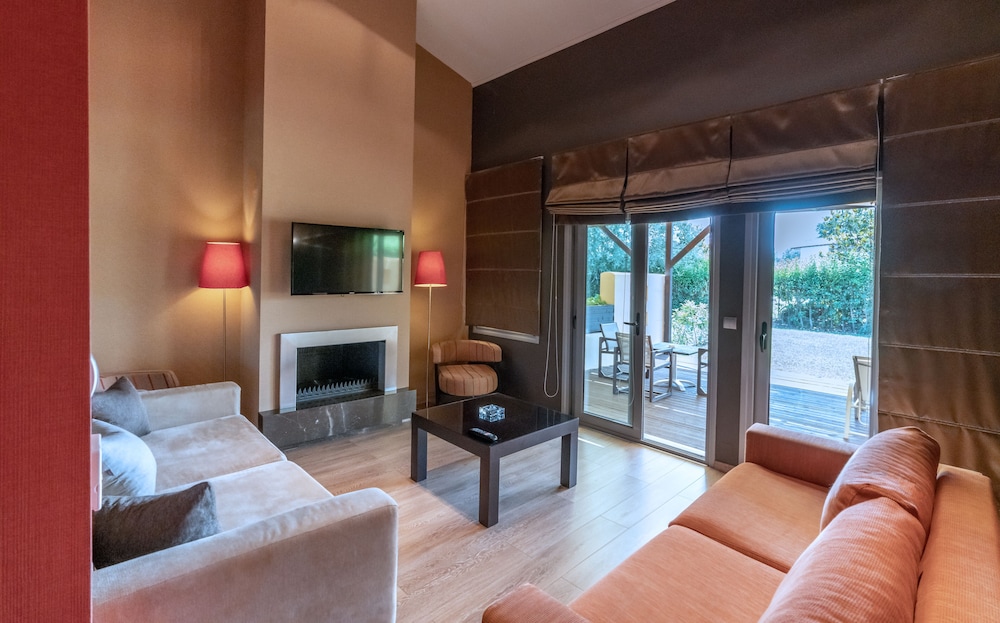 CRONWELL PLATAMON RESORT 30/50