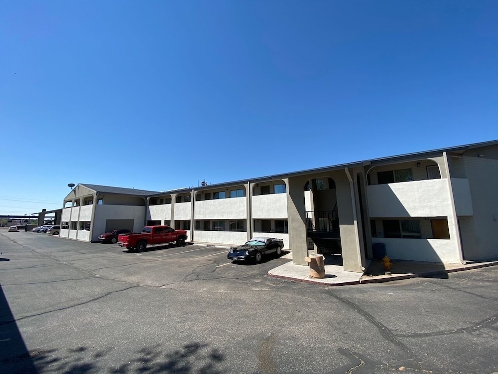 Desert Sands Inn & Suites Albuquerque 20/28