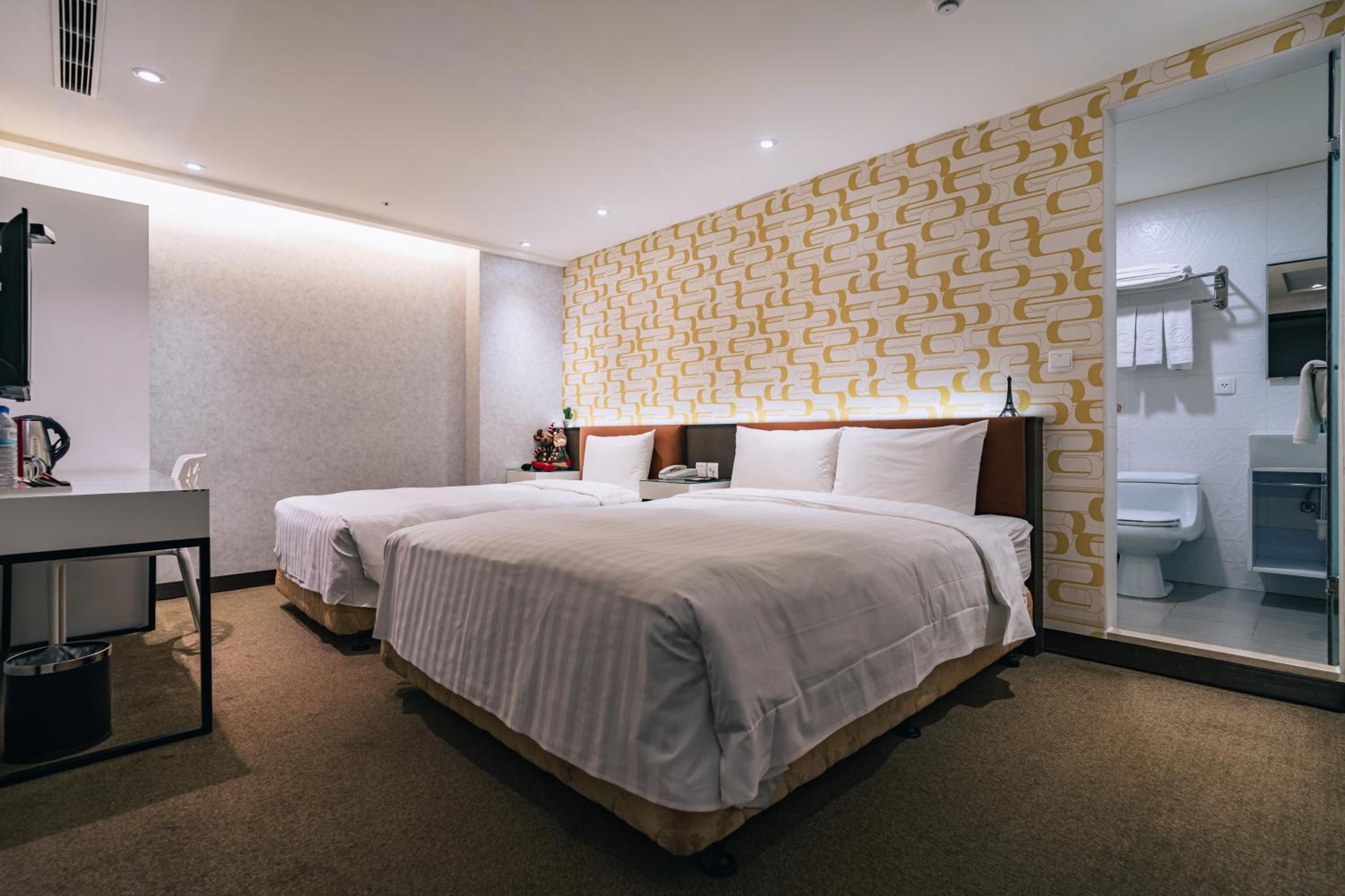 Room, Triple, No Window