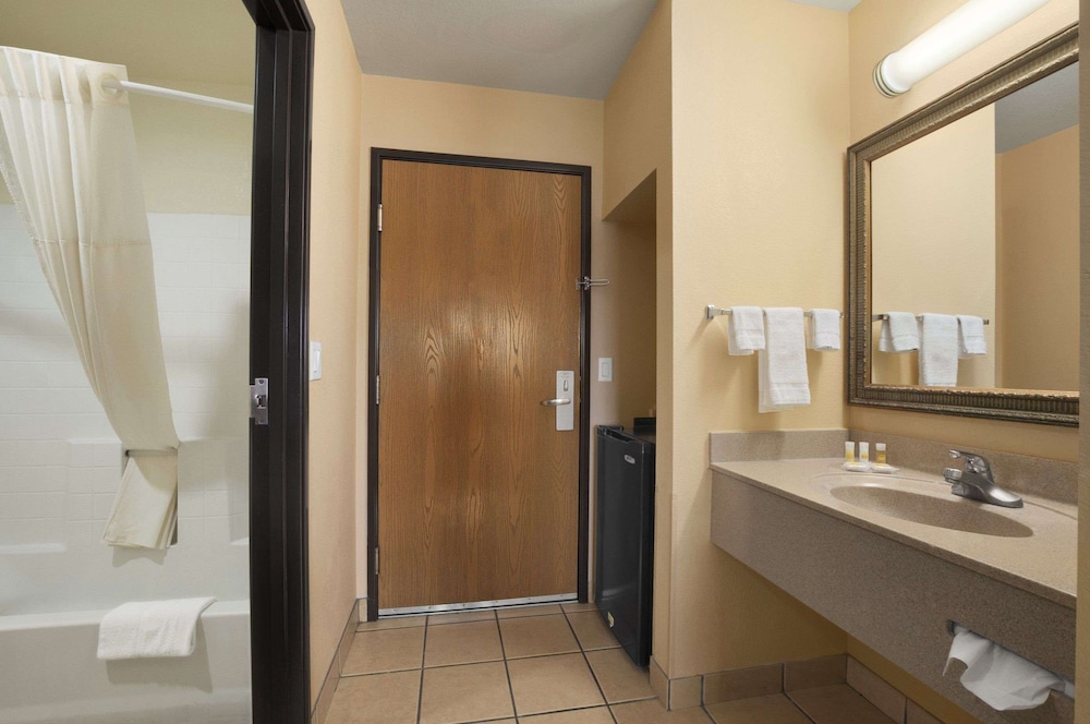 Days Inn & Suites by Wyndham San Antonio North/Stone Oak 24/63