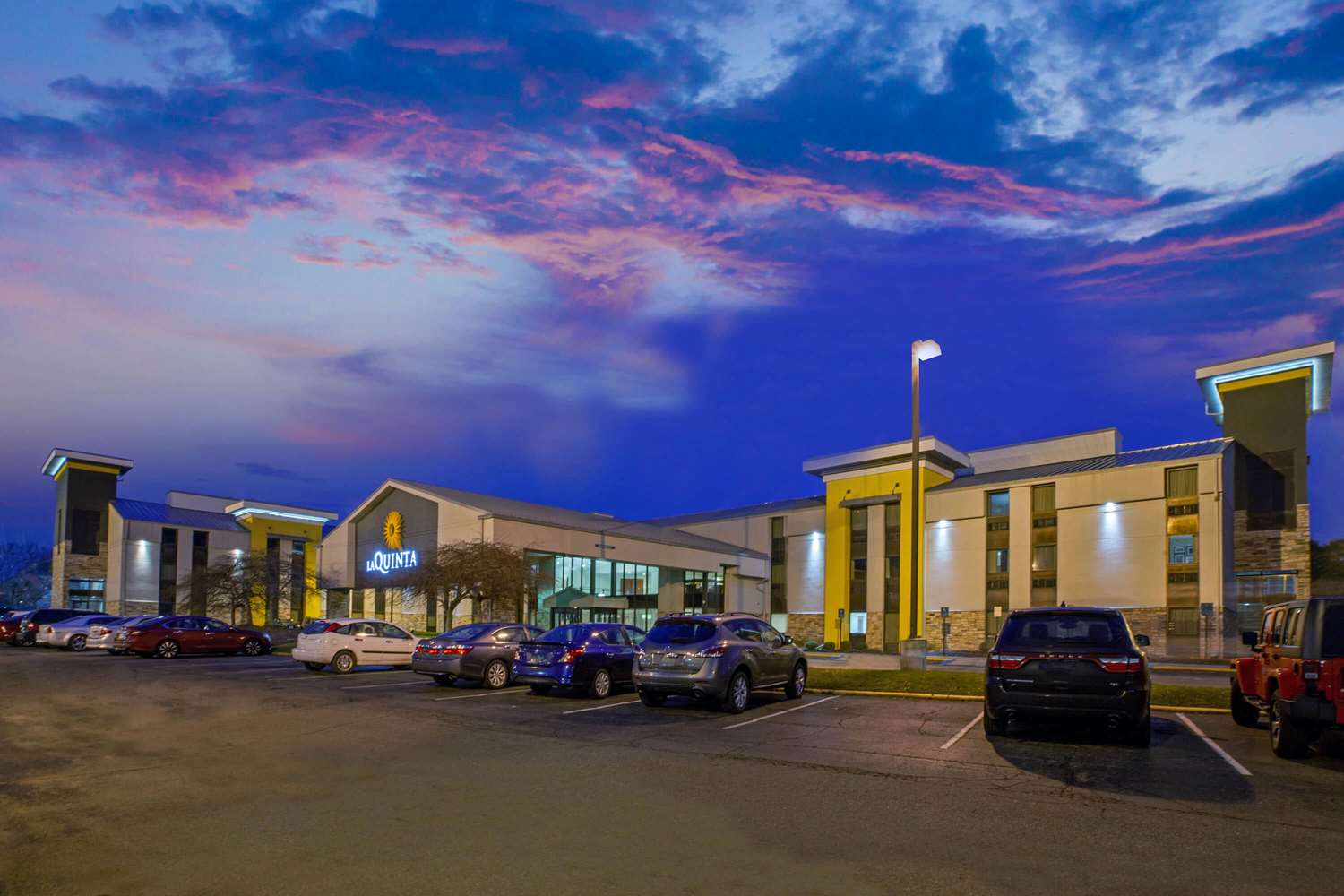 La Quinta Inn & Suites by Wyndham Detroit Metro Airport 52/55