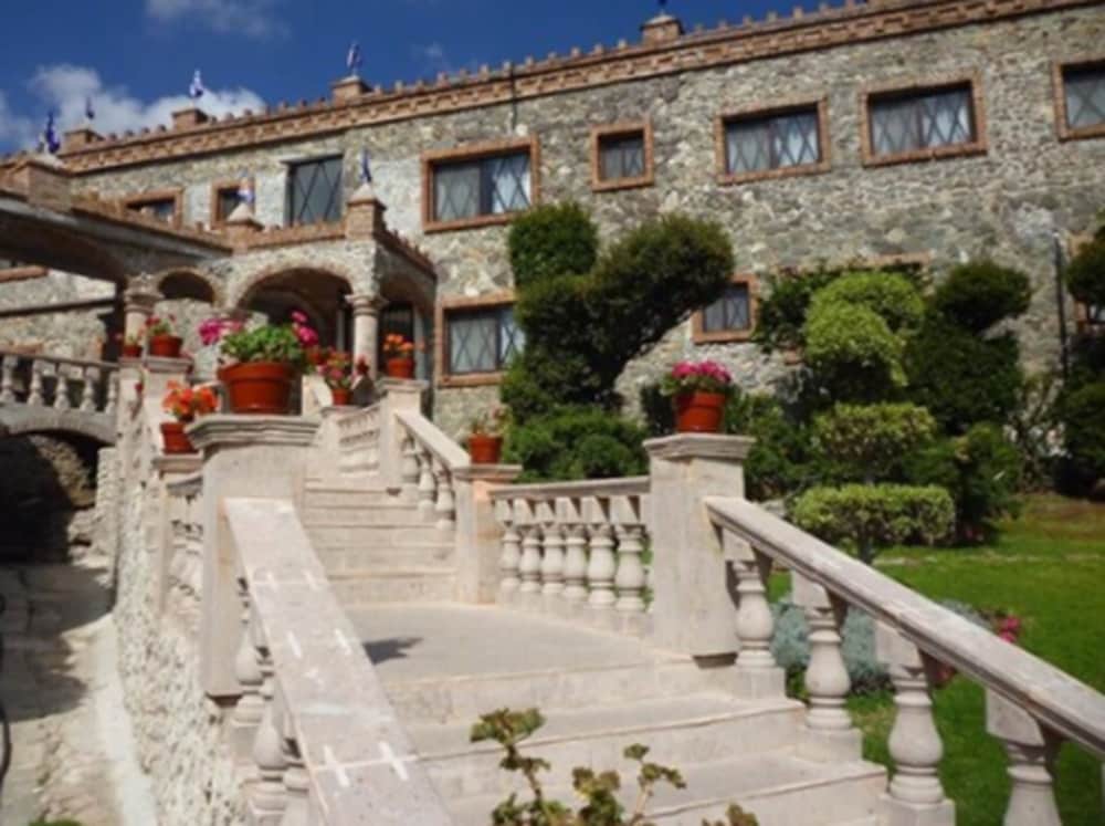 Hotel Castillo Santa Cecilia 61/70