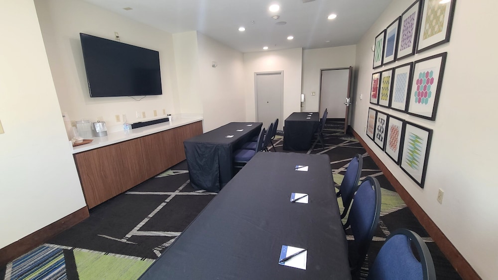 Holiday Inn Express Hotel & Suites San Antonio Nw Near Seaworld 62/76