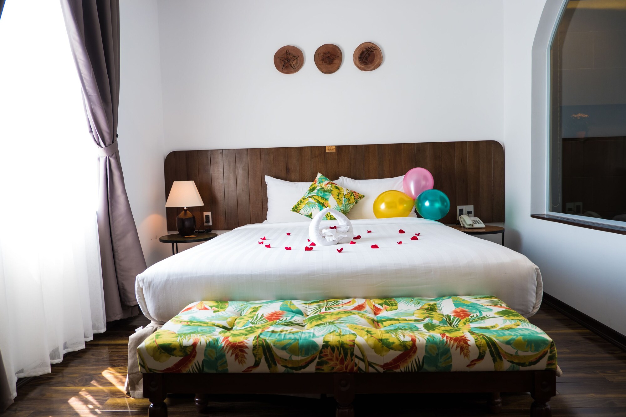 DELUXE, DOUBLE BED