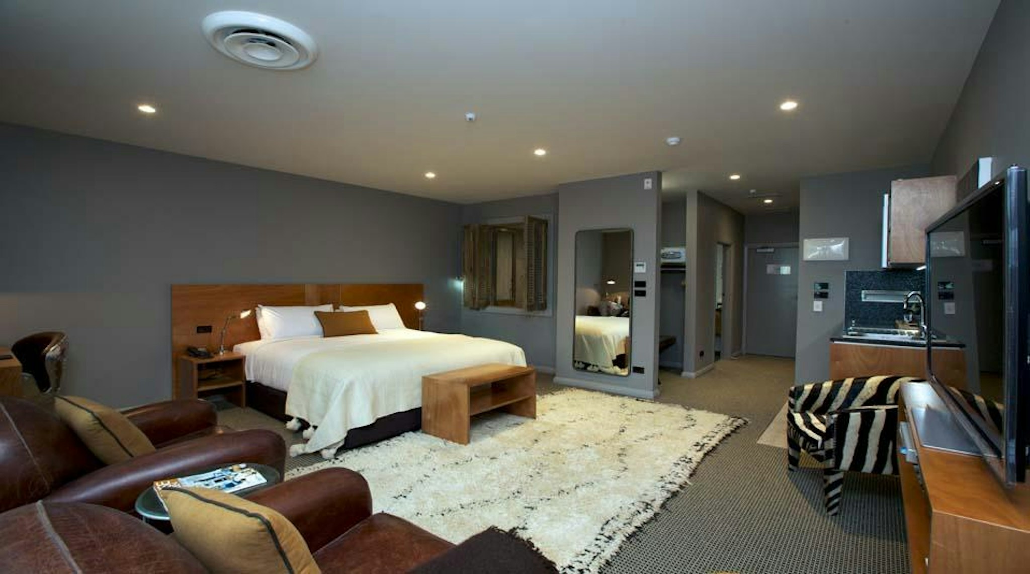 King and Queen Hotel Suites 10/18