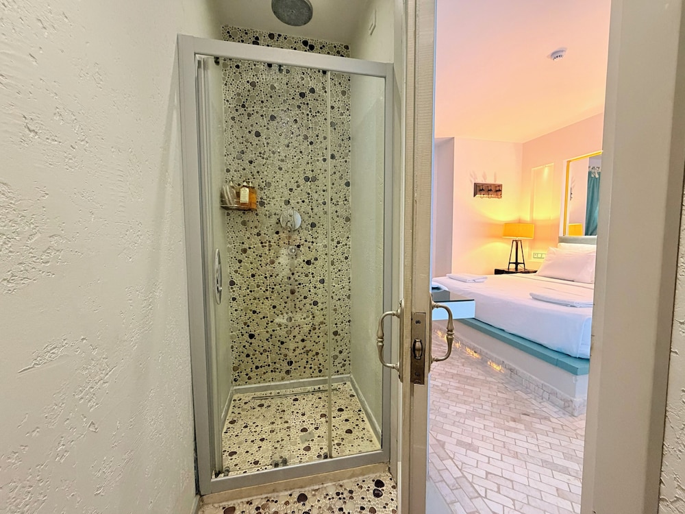 جناح سوبيريور بسرير كينج، Marge Hotel 6/6