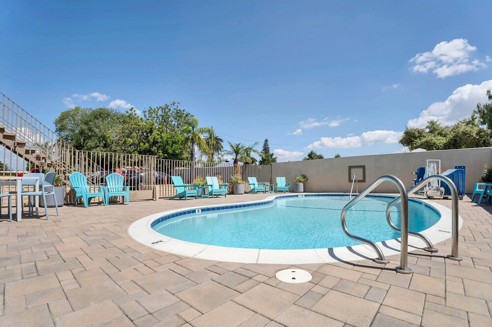 Hotel 414 Anaheim 62/66