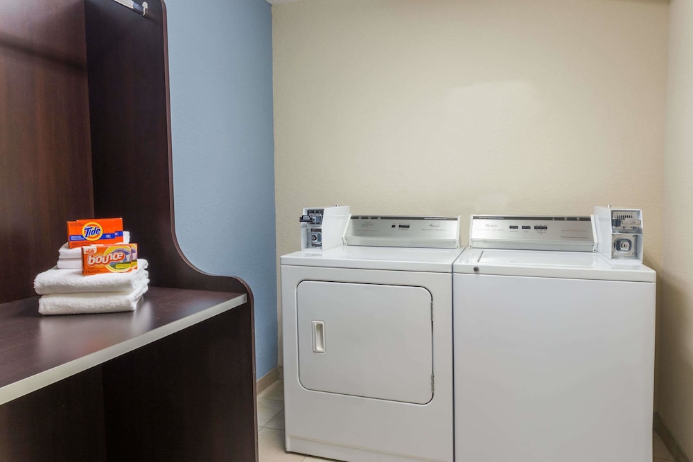 Microtel Inn & Suites by Wyndham Spring Hill/Weeki Wachee 14/30