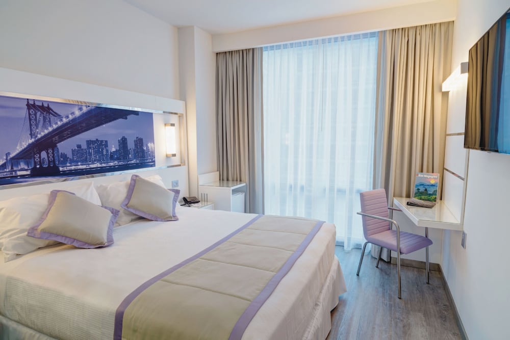 DELUXE, KING BED