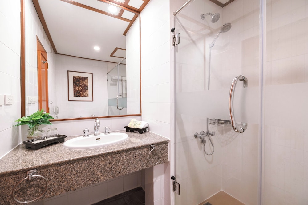 غرفة بريميير سوبيريور بإطلالة جزئية على البحر، Royal Phuket City Hotel 7/10