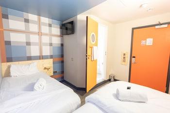 Basic, Twin Beds, 2 Double Beds, No Window