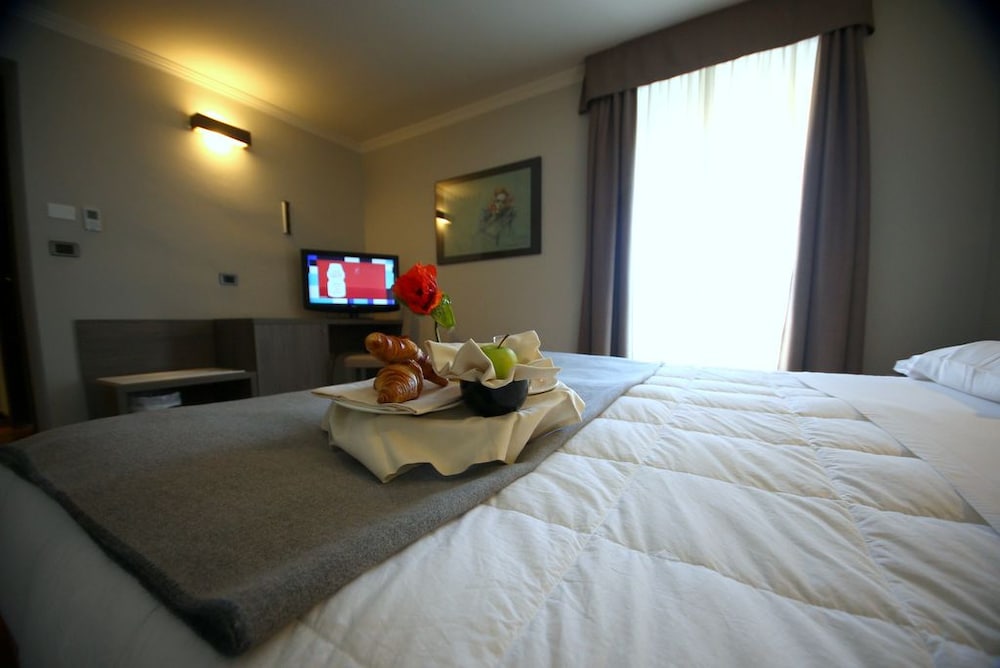Jet Hotel 15/66