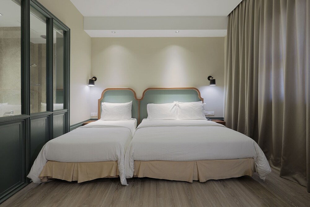 Boutique, Extra, 1 Queen and 1 Single Bed