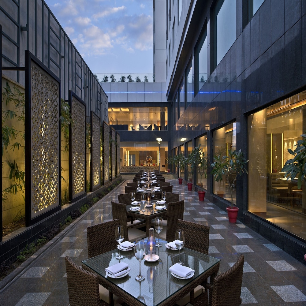 Grand Mercure Agra 30/50